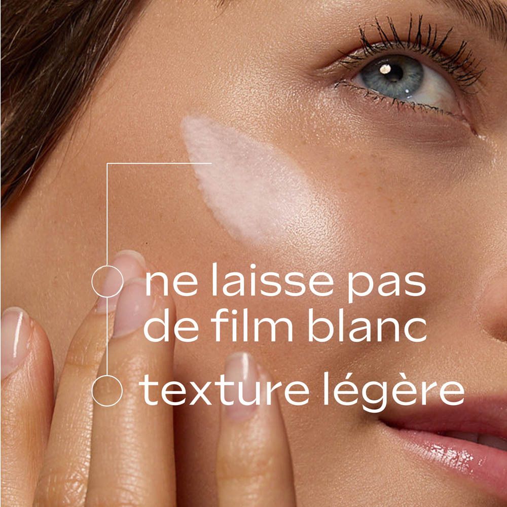 Visage d'une femme. Produit appliqué. Texte : ne laisse pas de film blanc.