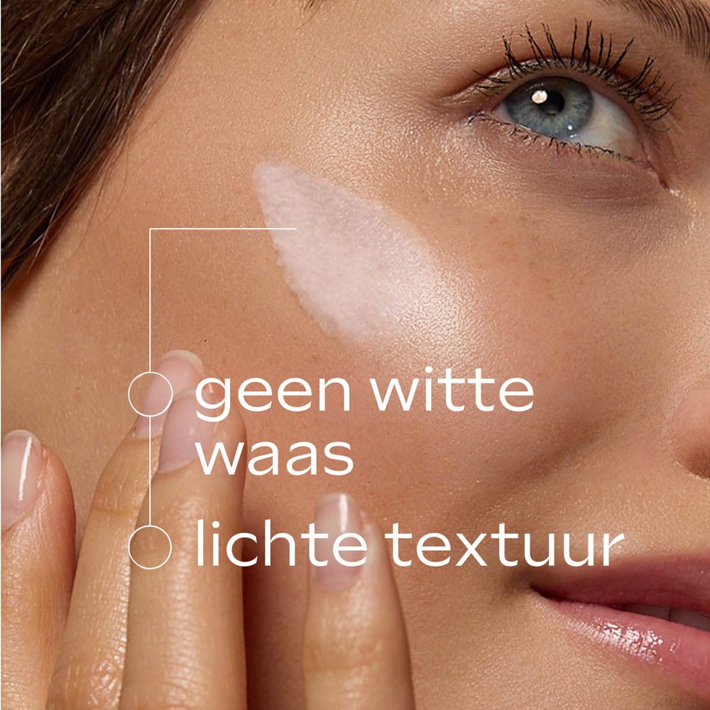 Gezicht van een vrouw. Aangebracht product. Tekst: geen witte waas. lichte textuur.