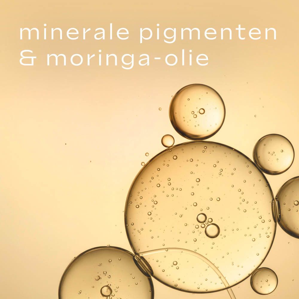 Close-up van vloeistoffen. Tekst: minerale pigmenten & moringa-olie.