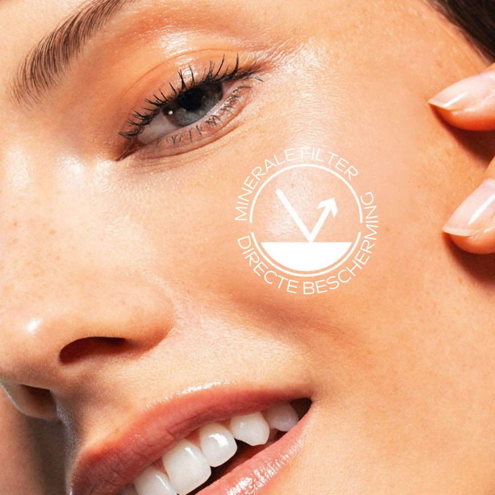 Gezicht van een vrouw. Aangebracht product. Tekst: minerale filter. Directe bescherming.