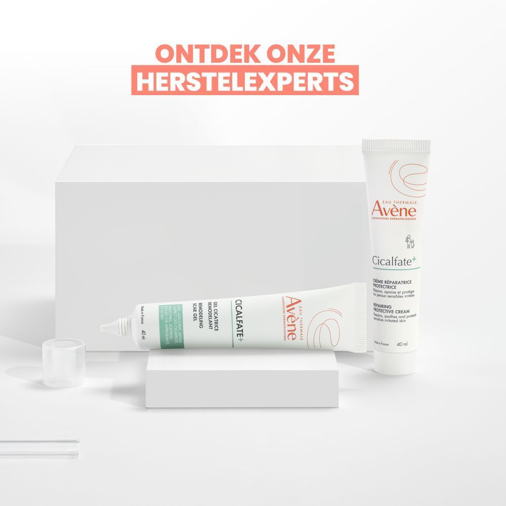 Twee Avene Cicalfate tubes, één staand, één liggend op witte blokken.