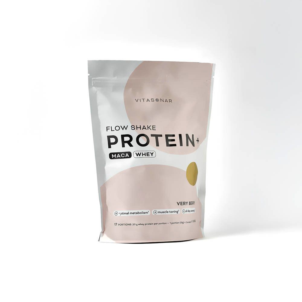 Sachet de poudre de protéine. Inscription : FLOW SHAKE PROTEIN+ MACA WHEY. Saveur : VERY BERRY. Marque : Vitasonar. Sur fond clair.