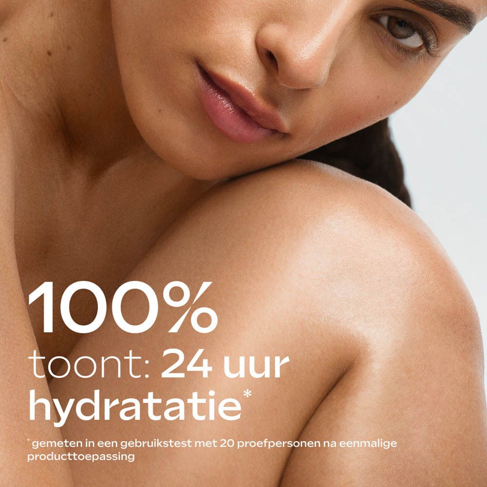 Gezicht van een vrouw. Tekst: 100% toont: 24 uur hydratatie.