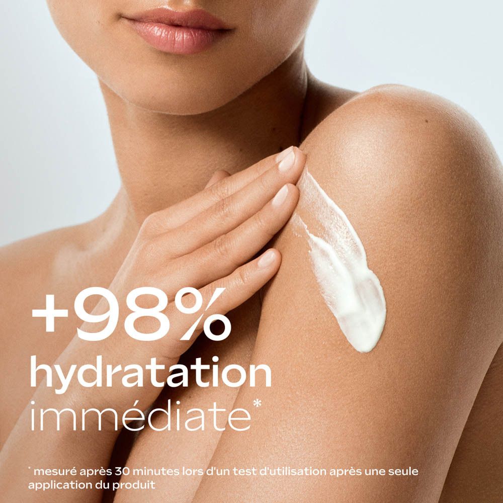 Femme appliquant de la crème sur l'épaule. Texte : +98% hydratation immédiate.