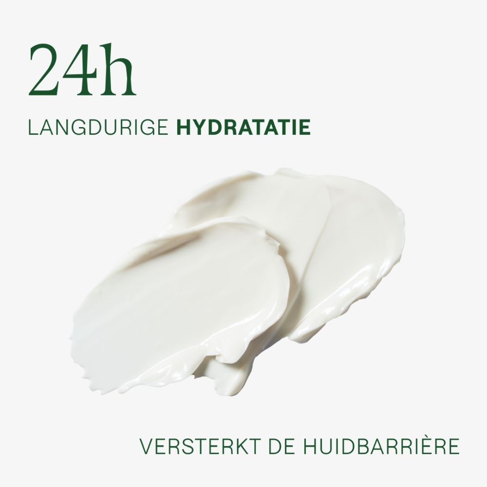Romige witte textuur uitgesmeerd op een lichtgrijze ondergrond.