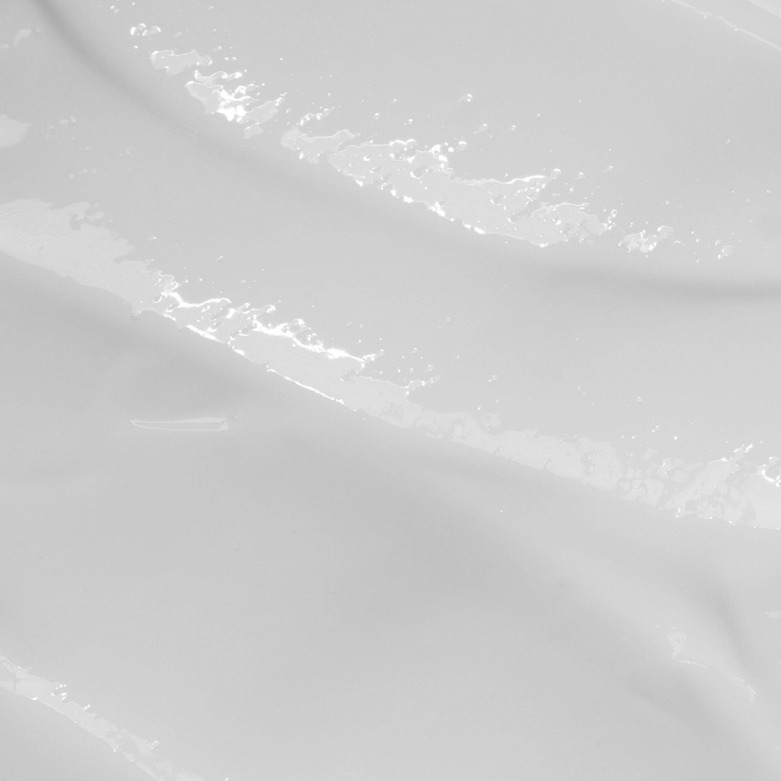 Gros plan d'une crème blanche. La crème est brillante et a une texture ondulée.