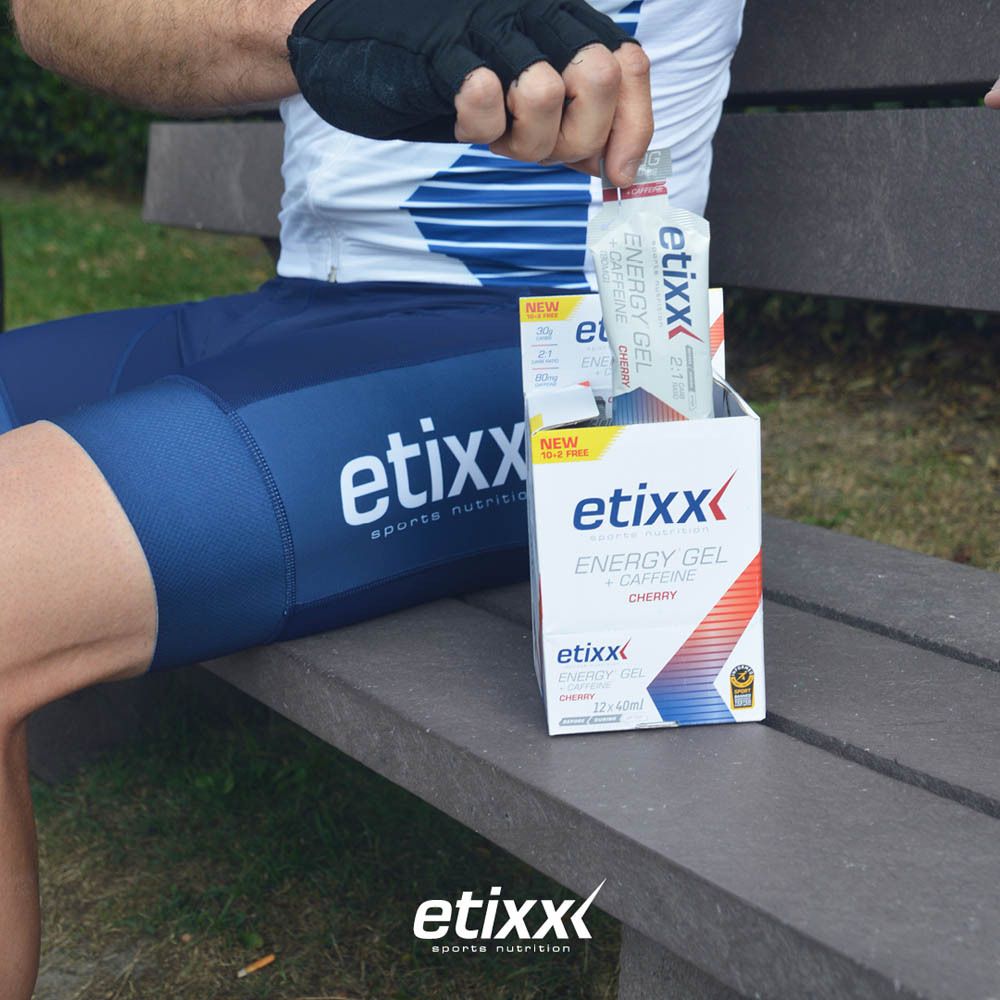 Etixx Energy Gel + Cafeïne Kers. Doos met 12 gelverpakkingen. Opschriften: 30g koolhydraten, 80mg cafeïne, kers.