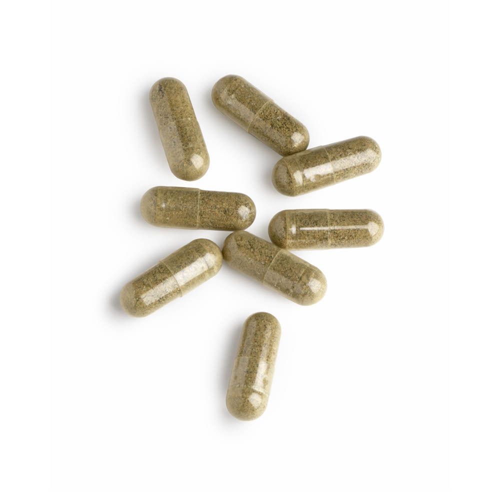 Zeven groene capsules op een witte achtergrond.