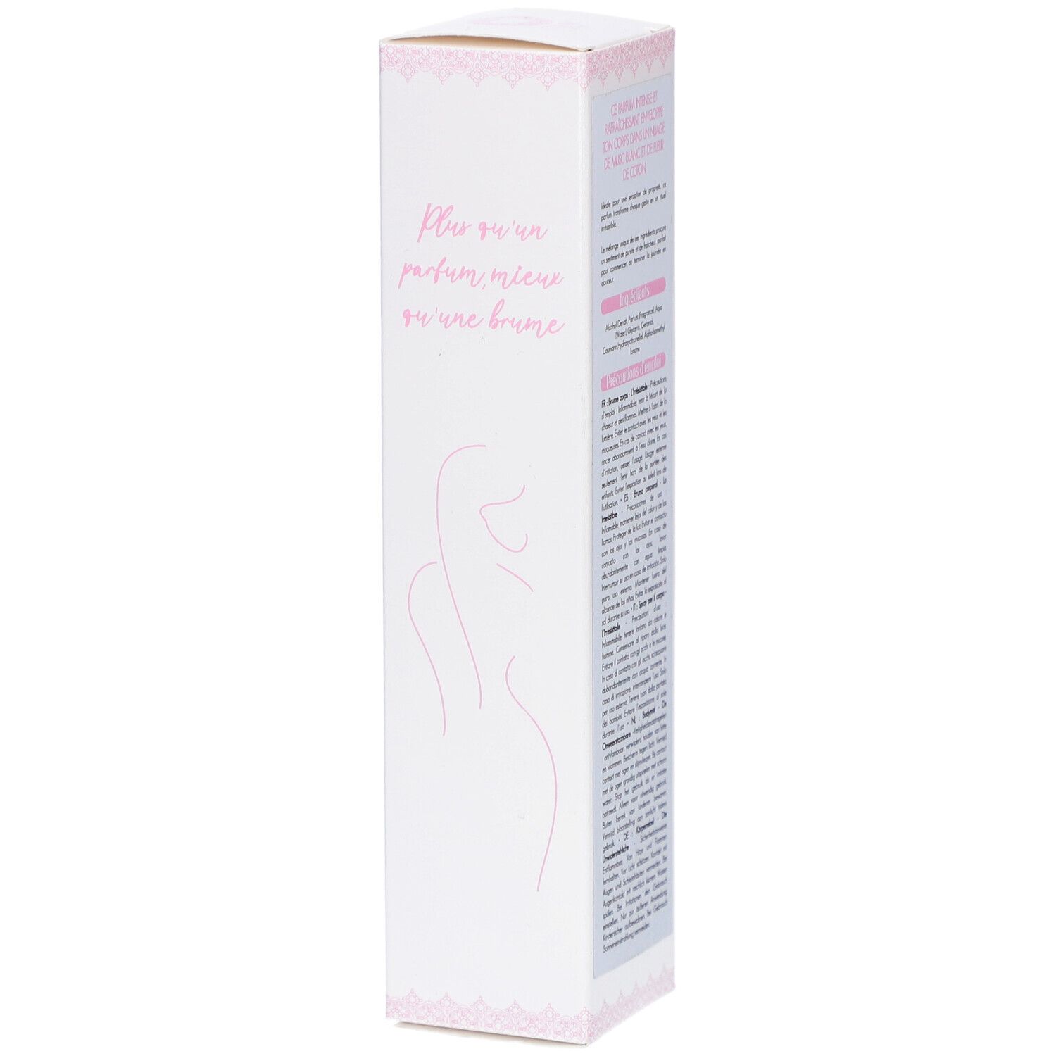 Langwerpige witte verpakking met roze accenten. Tekst: Plus on parfum, moins on une brume. Productinformatie op de verpakking.