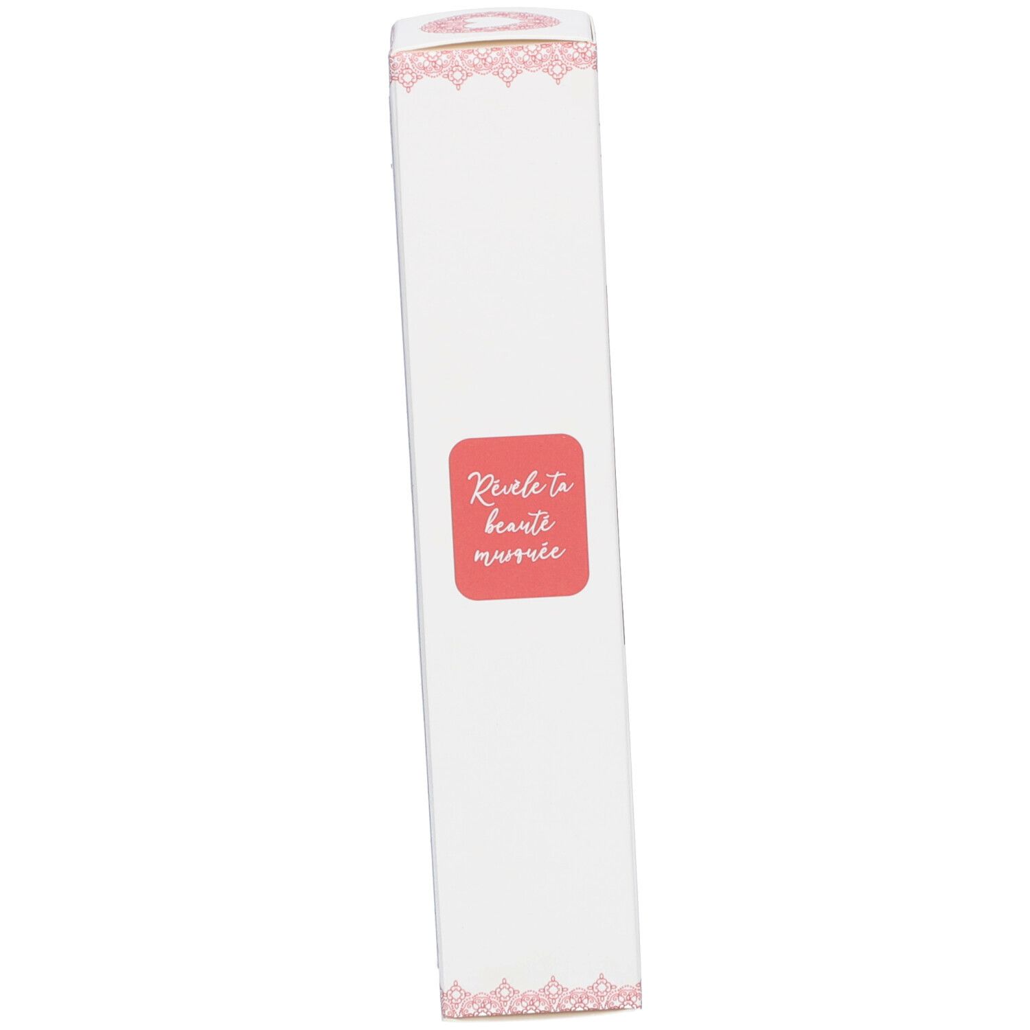 Verpakking. Wit met roze tekst. Opschrift: Révèle ta beauté murmurée. Roze zegel.