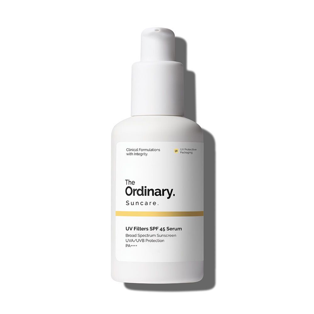 Witte fles met pomp. Opschrift: The Ordinary Suncare, UV Filters SPF 45 Serum.
