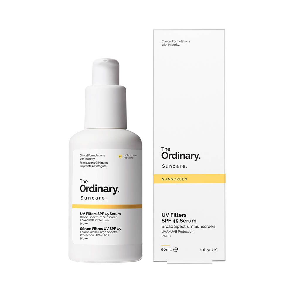 Product en verpakking. Witte fles met pomp en doos. Opschrift: The Ordinary Suncare, UV Filters SPF 45 Serum.