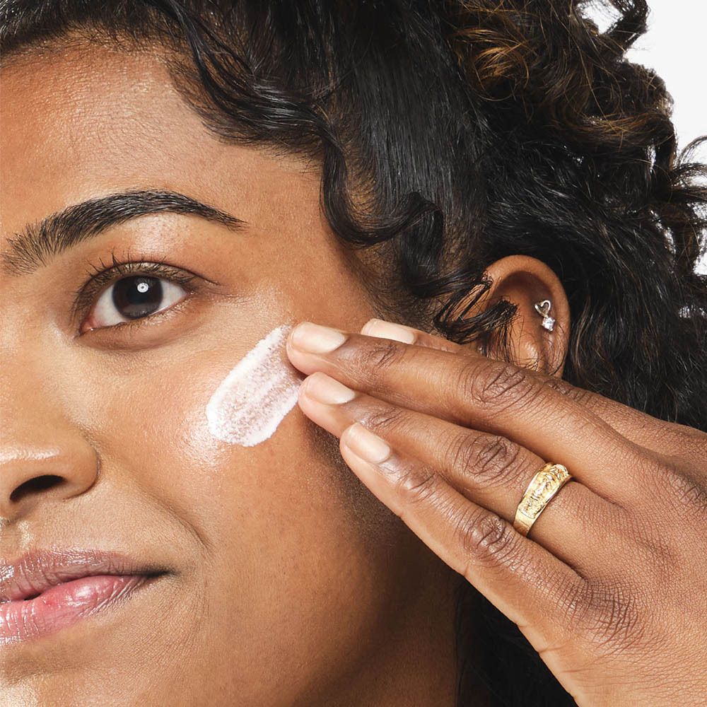 Vrouw brengt serum aan. Gezicht met serum.