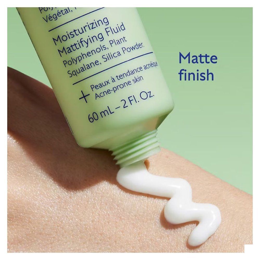 Fluide Caudalie Vinopure appliqué sur la peau pour un fini mat.