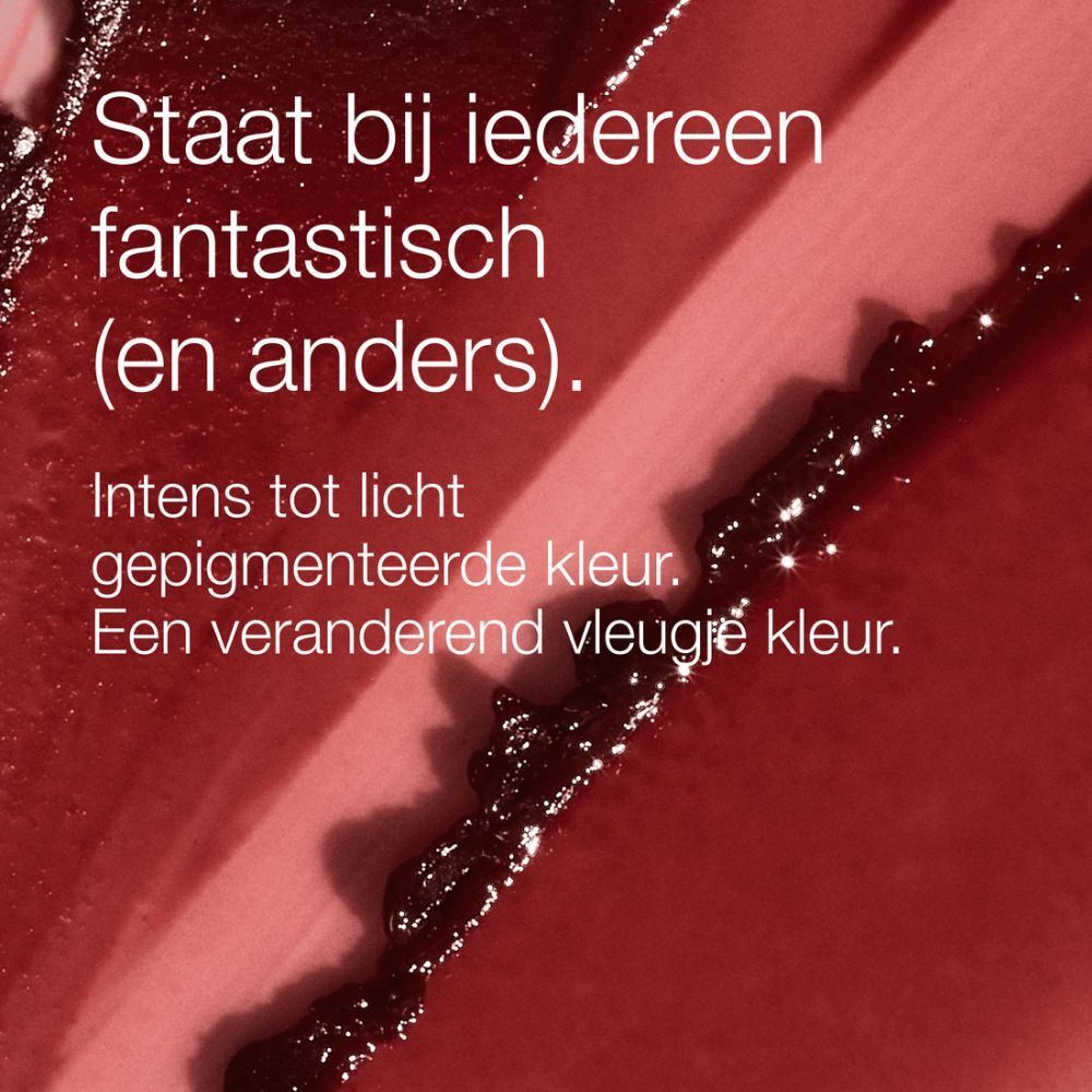 Close-up van een lippenstiftveeg. Tekst in het Nederlands.