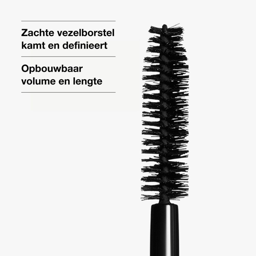 Gros plan sur la brosse de mascara. Texte : Brosse en fibres douces peigne et définit. Volume et longueur modulables.