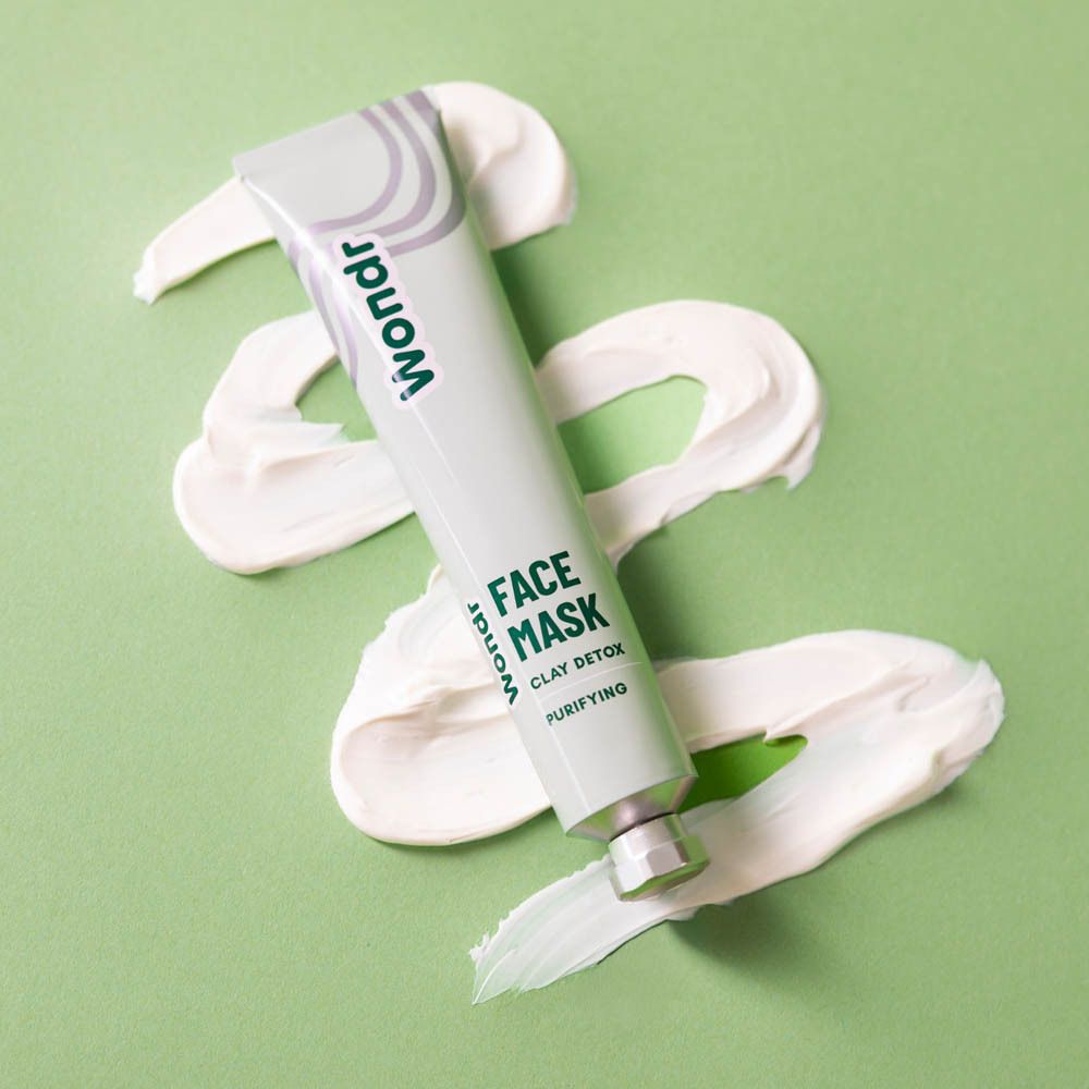 Tube et masque sur fond vert. Inscription : Wondr, Face Mask, Clay Detox, Purifying.