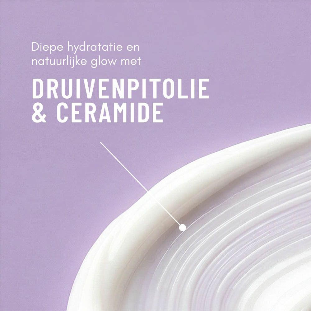 Crème-uitstrijk met tekst. Tekst: Druivenpitolie & Ceramide. Op paarse achtergrond.