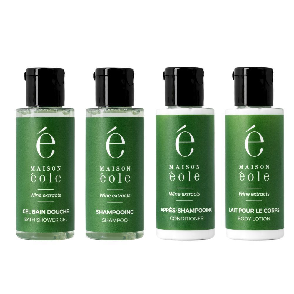 Vier kleine flesjes met groene etiketten en zwarte doppen. Tekst: Maison Éole, Wine extracts. Productaanduidingen.