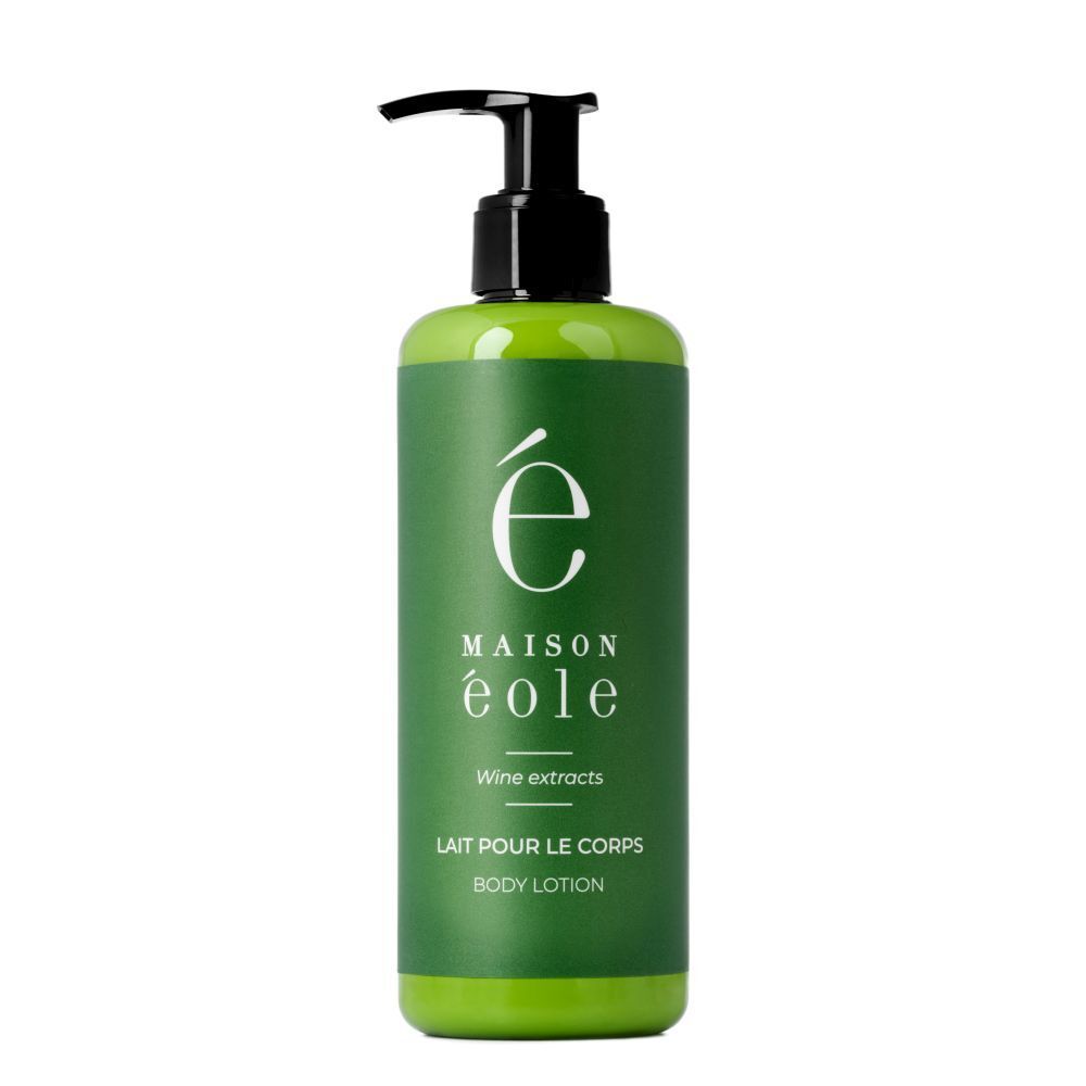 Flacon vert avec pompe noire. Inscription: Maison Éole, Lait pour le corps, Body Lotion.