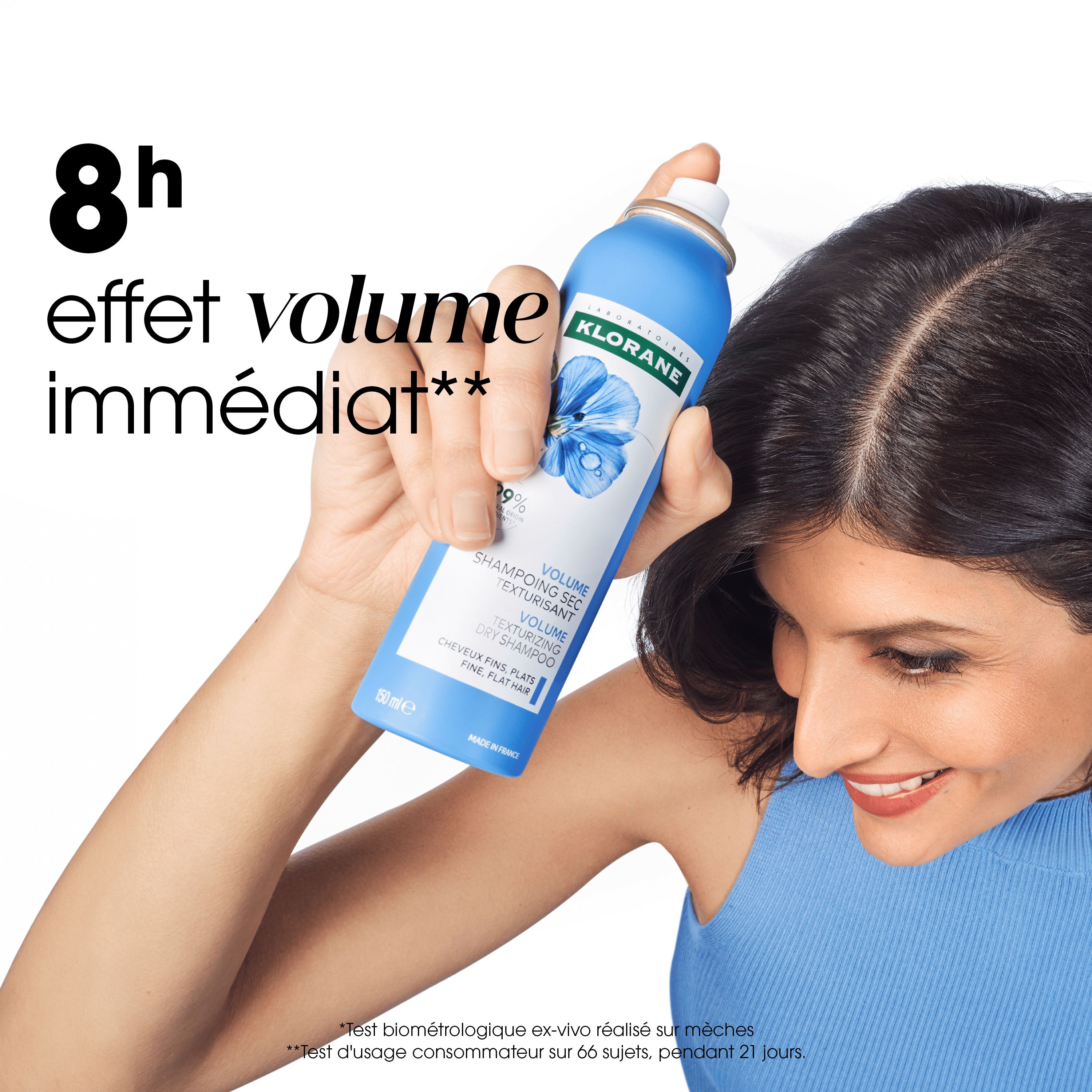 Femme vaporisant le spray bleu dans ses cheveux. Texte: 8h effet volume immédiat.