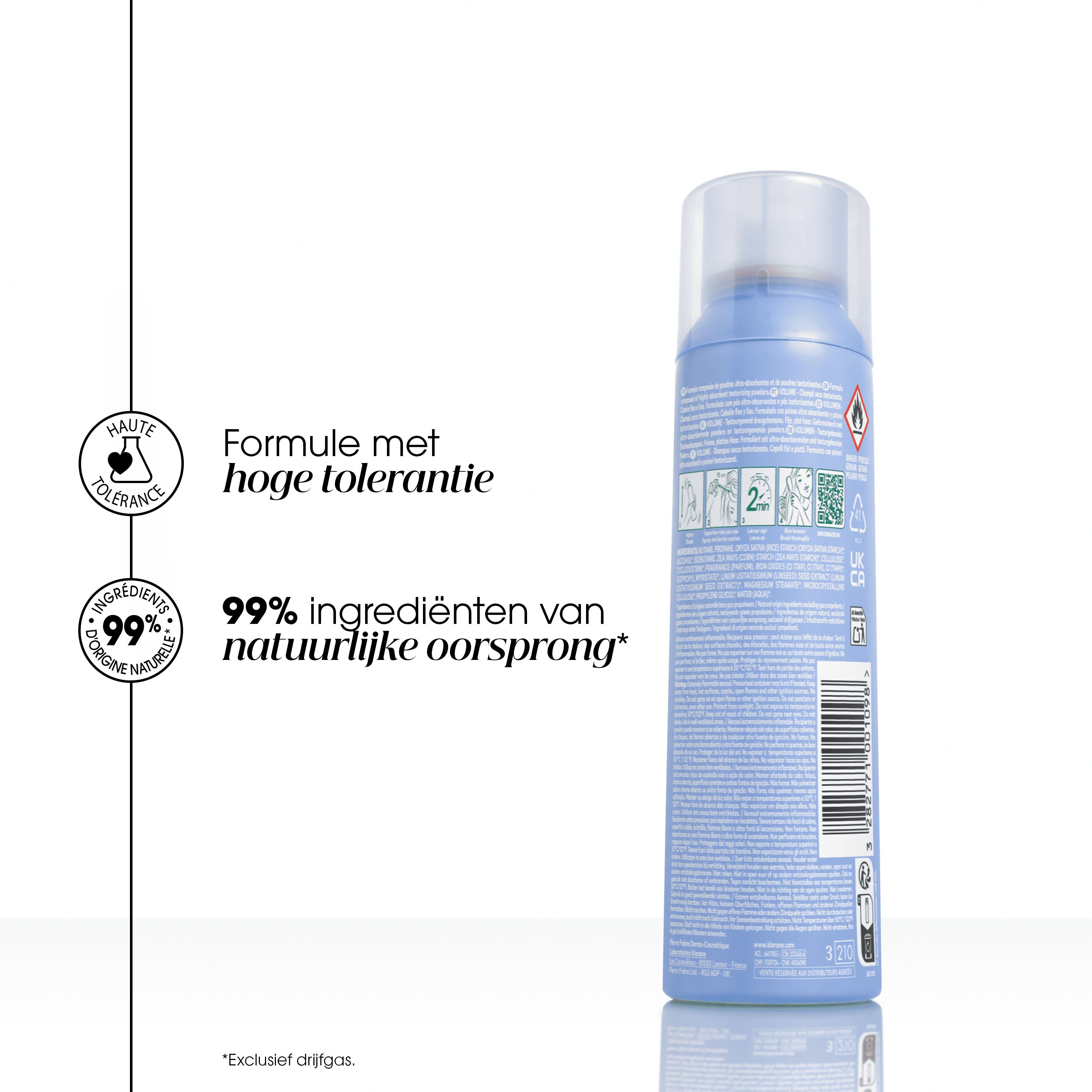 Vrouw die de blauwe spray in haar haar spuit. Tekst: 8u onmiddellijk volume-effect.