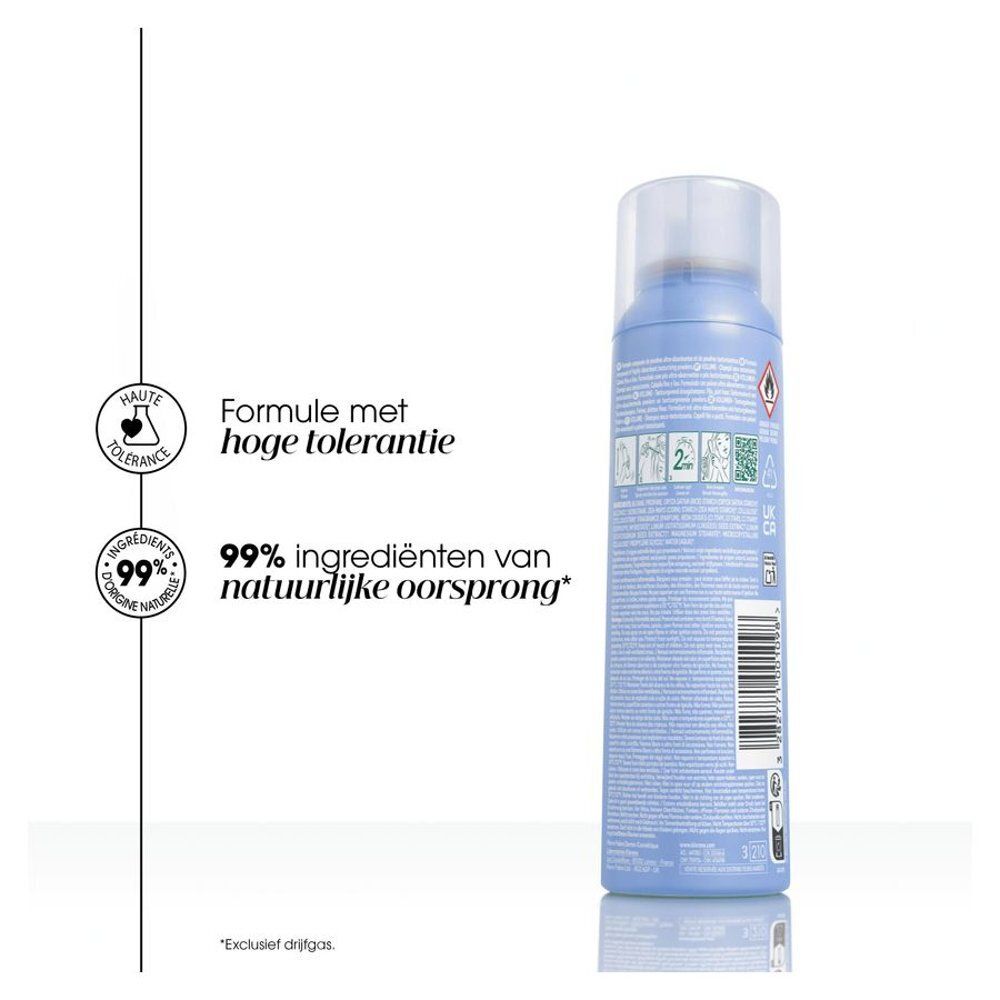 Vrouw die de blauwe spray in haar haar spuit. Tekst: 8u onmiddellijk volume-effect.