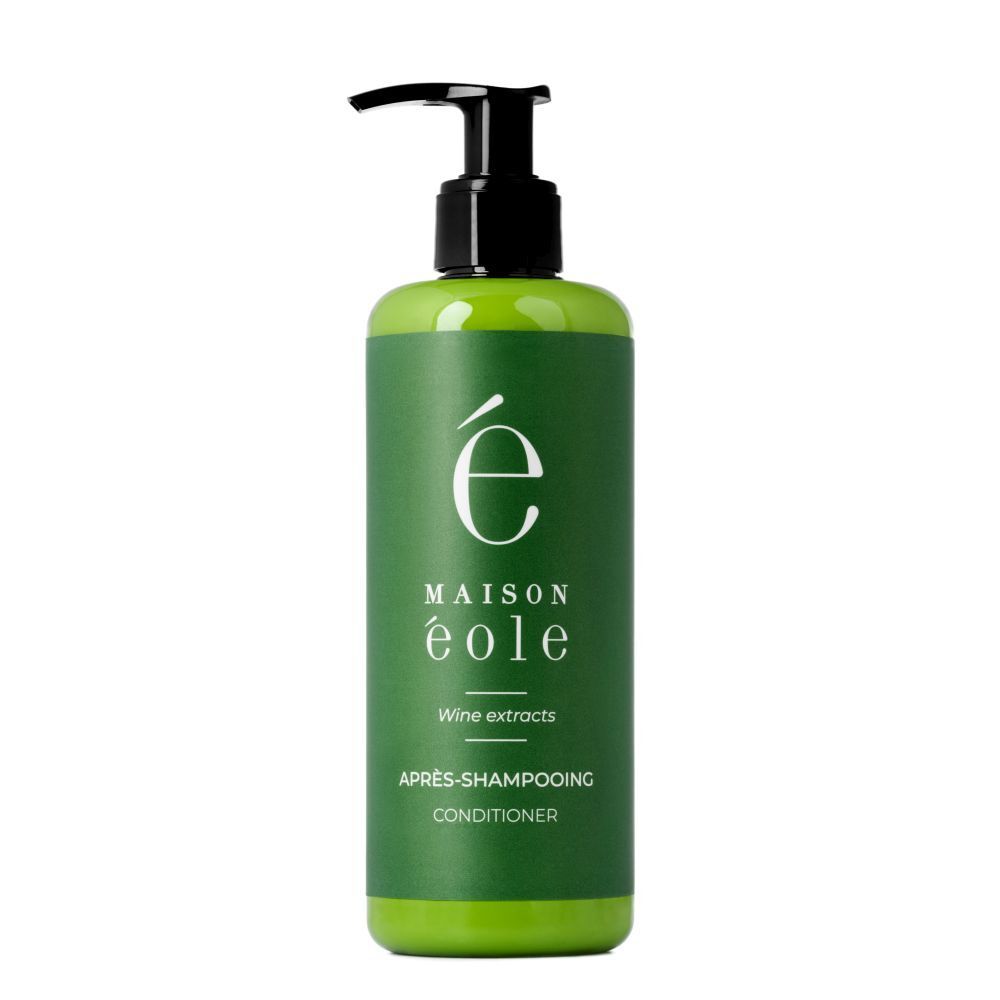 Groene fles met zwarte pomp. Opschrift: Maison Éole, Après-shampooing, Conditioner.