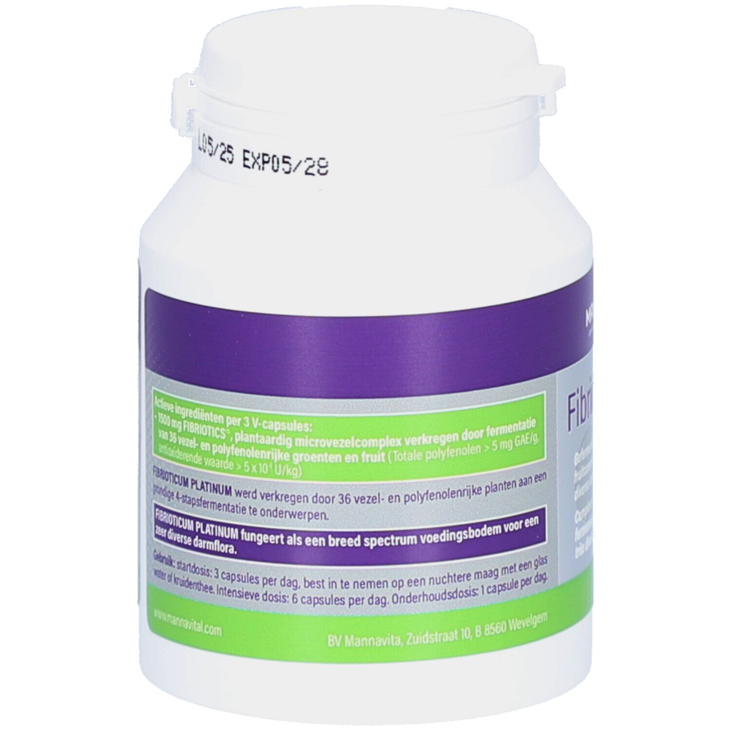 Achterkant van de witte fles. Paarse en groene etiketten met tekst. Bevat informatie over het product.