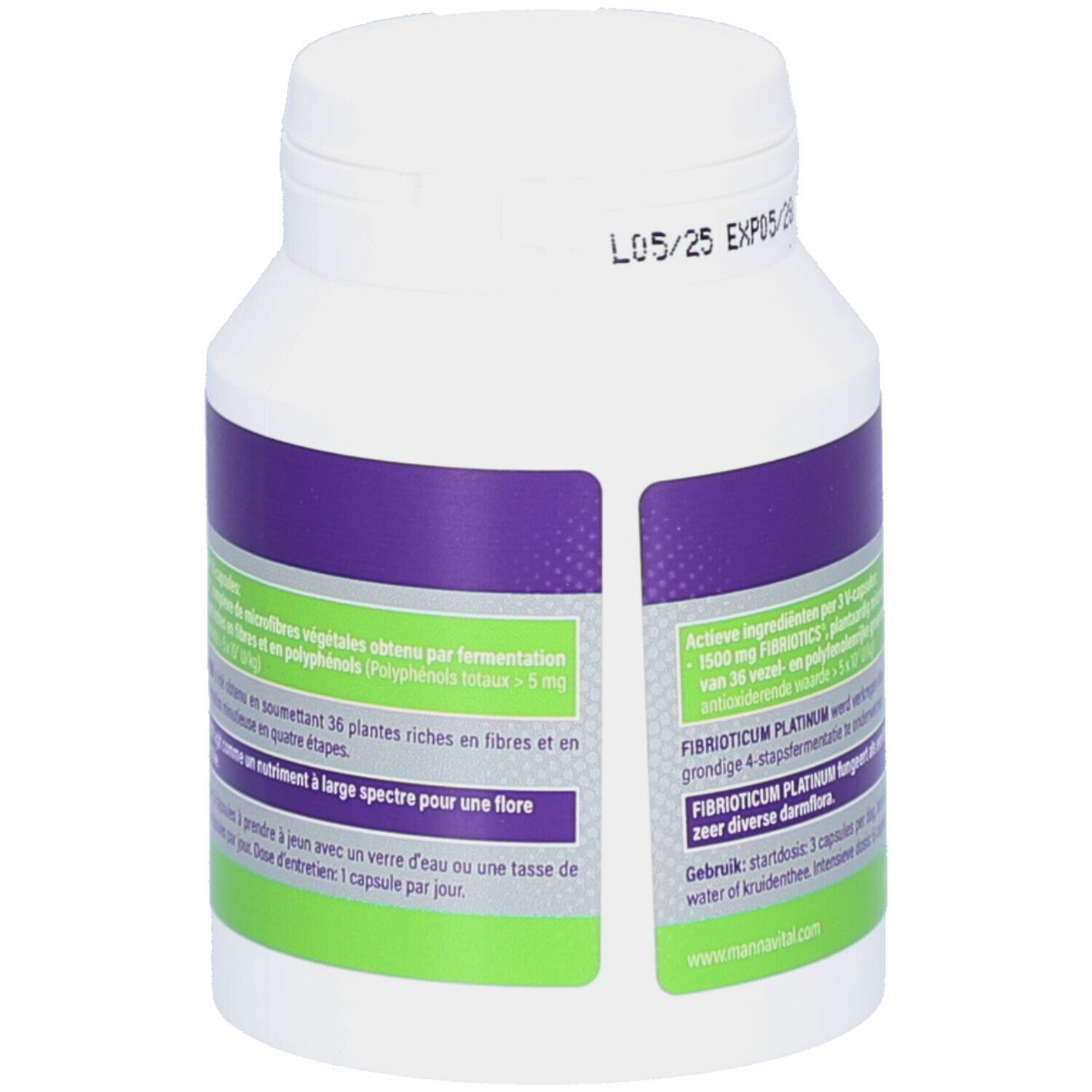 Achterkant van de witte fles. Paarse en groene etiketten met tekst. Bevat informatie over het product.