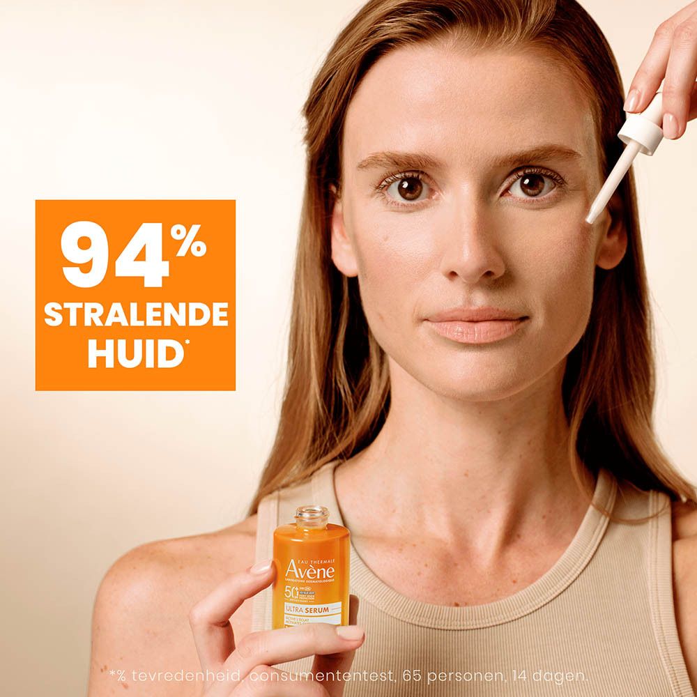 Vrouw houdt flesje Avène Solaire Ultra Serum SPF50+ vast. Gezicht, applicatie.