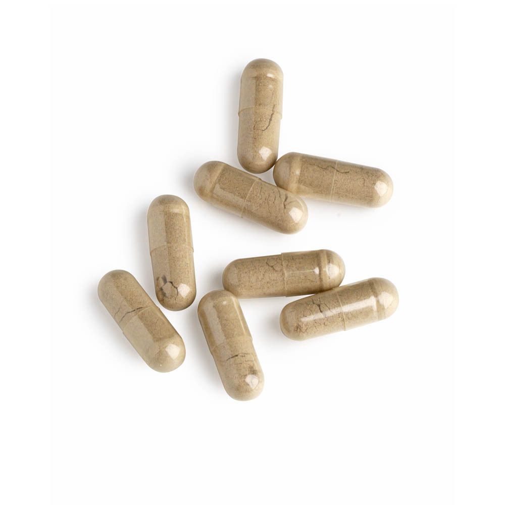 Zeven bruine capsules op witte achtergrond. Geen verpakking zichtbaar.