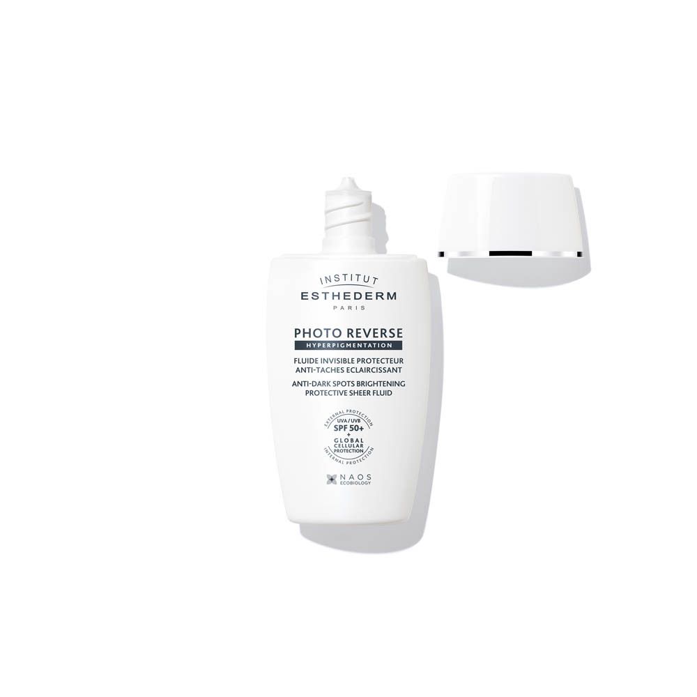 Productfles, wit, met open dop. Opschrift: Institut Esthederm, Photo Reverse, SPF 50+.