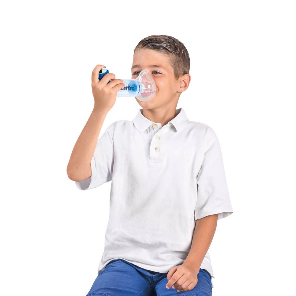 Kind gebruikt Zeffiro ademhulp. Transparant apparaat met blauwe elementen. Kind met wit overhemd.