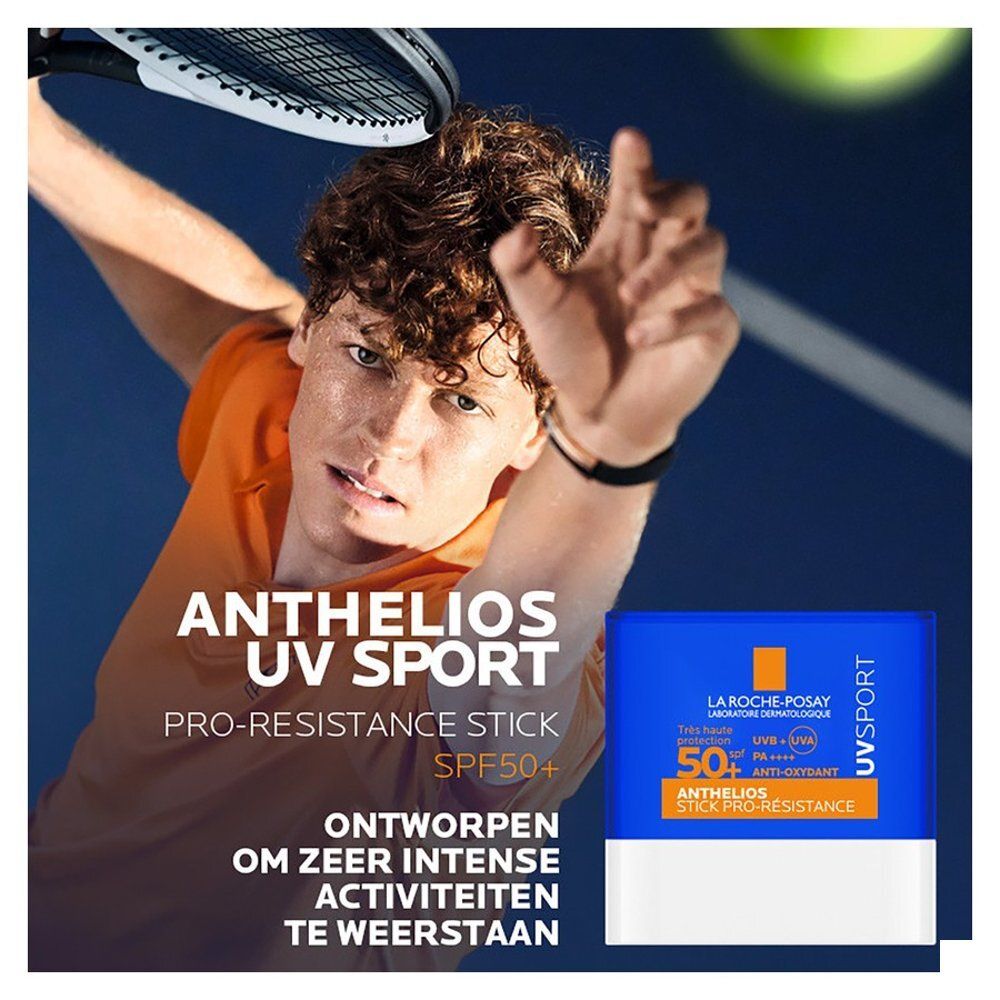 Un homme joue au tennis. À côté, le stick bleu avec texte: Anthelios UV Sport, SPF50+.