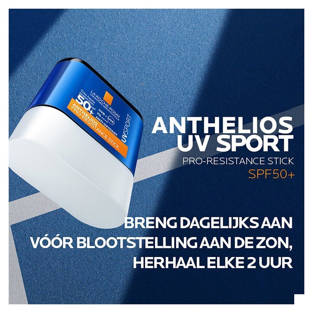 De blauwe stick met tekst: Anthelios UV Sport, SPF50+. Tekst: Dagelijks aanbrengen voor blootstelling aan de zon, herhaal elke 2 uur.