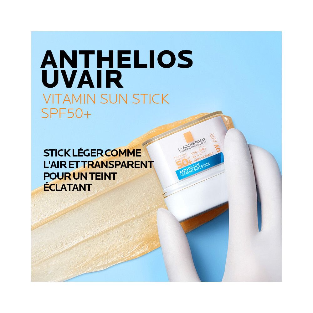 Stick solaire. Produit avec texte sur fond bleu. Main gantée.