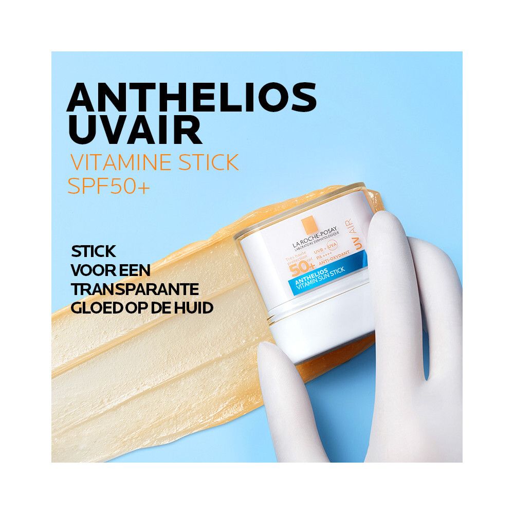 Zonnestick. Product met tekst op blauwe achtergrond. Hand met handschoen.