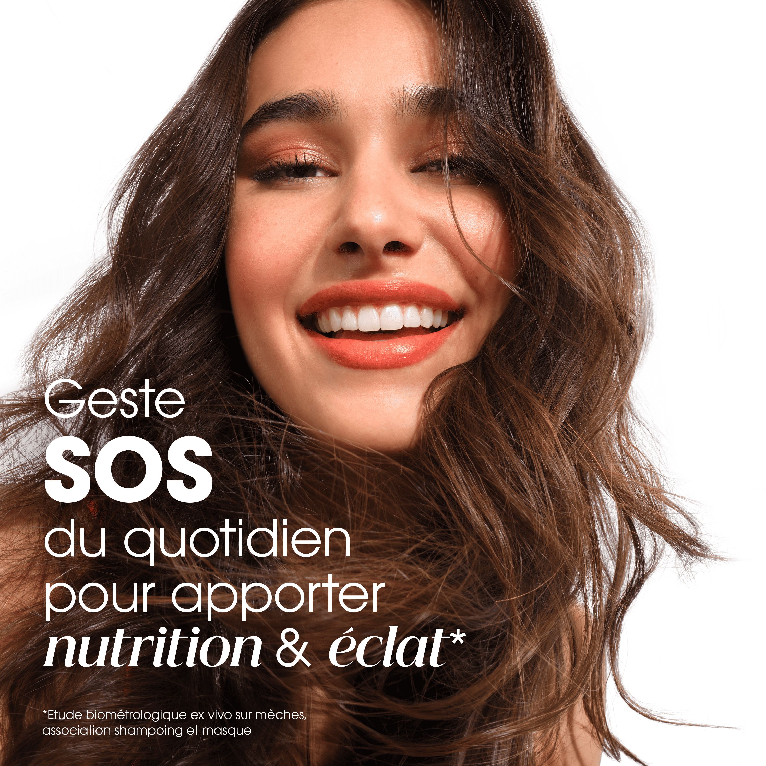 Femme aux cheveux volumineux et brillants utilisant la crème Klorane sans rinçage.