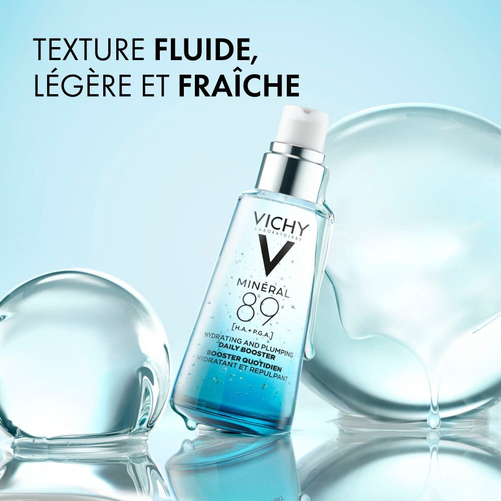 Sérum Vichy Minéral 89. Flacon en verre bleu avec pompe. Logo Vichy et nom du produit visibles.
