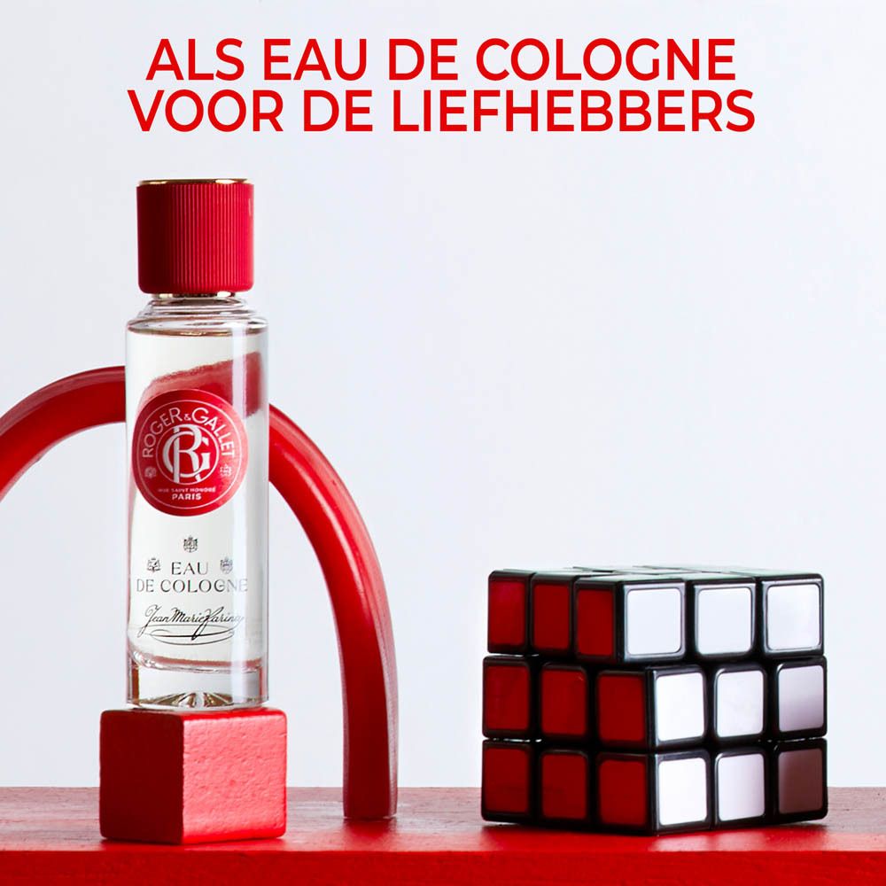 Eau de Cologne fles met kubus. Tekst: Voor de liefhebbers van Eau de Cologne.