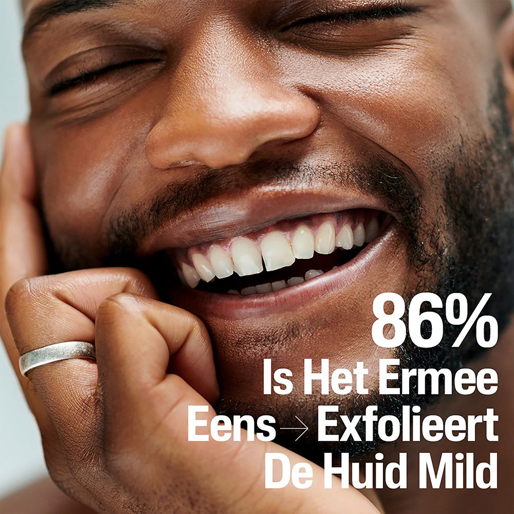 Lachende man. Tekst: 86% is het ermee eens → exfolieert de huid mild.