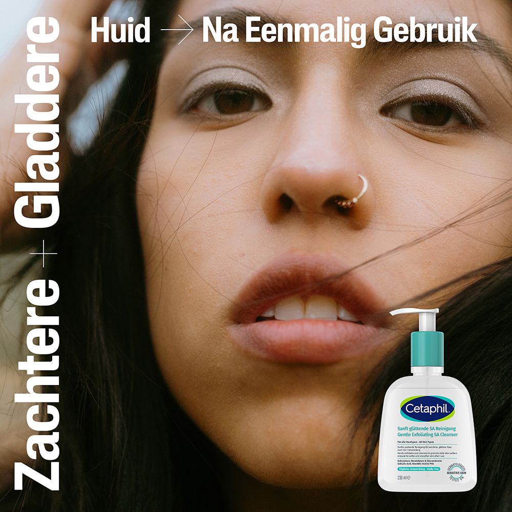 Vrouw met gladde huid en Cetaphil® fles. Tekst: Zachtere + gladdere huid.
