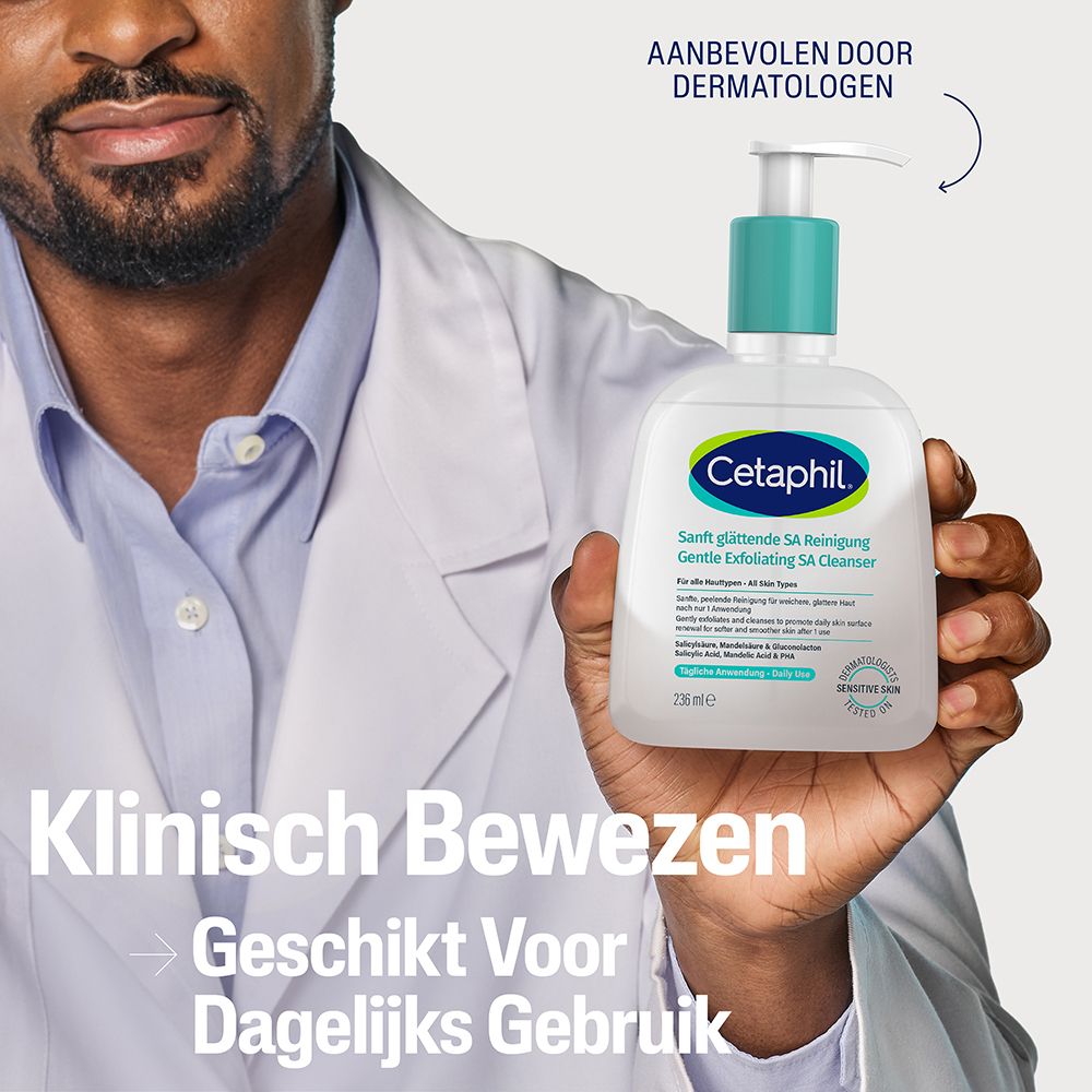 Man houdt Cetaphil® fles vast. Tekst: Klinisch bewezen, geschikt voor dagelijks gebruik.