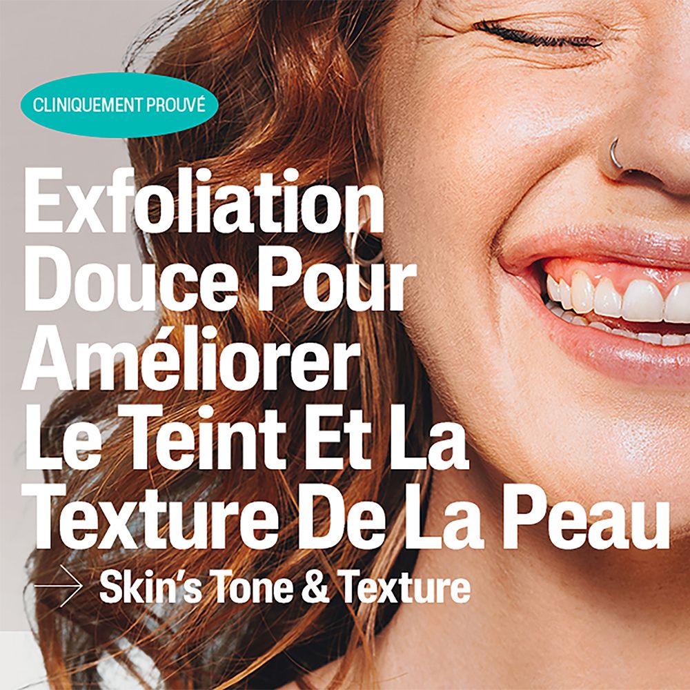 Femme avec peau lisse. Texte: Exfoliation douce pour améliorer le teint et la texture.