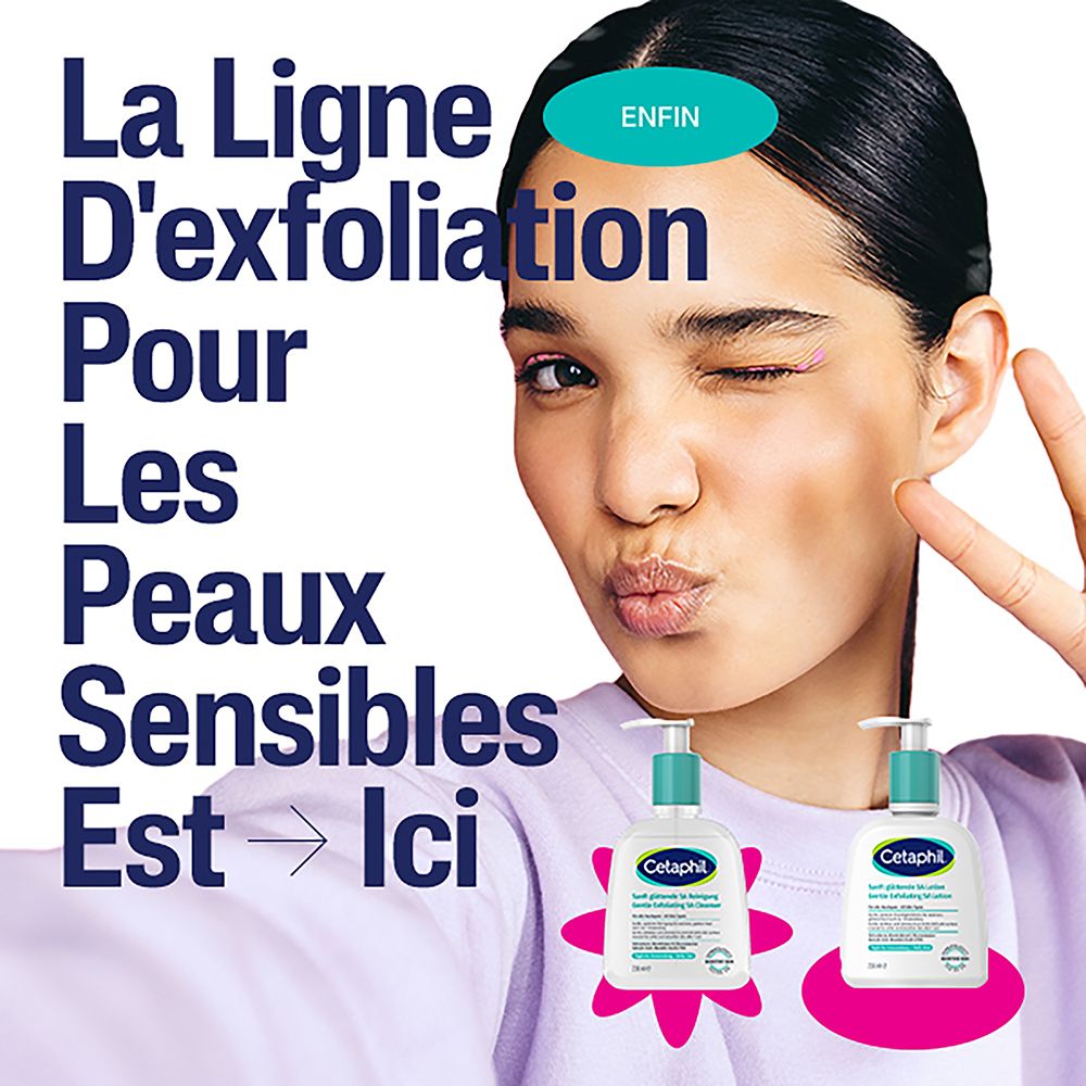 Femme avec flacons Cetaphil®. Texte: La ligne d'exfoliation pour peaux sensibles est ici.