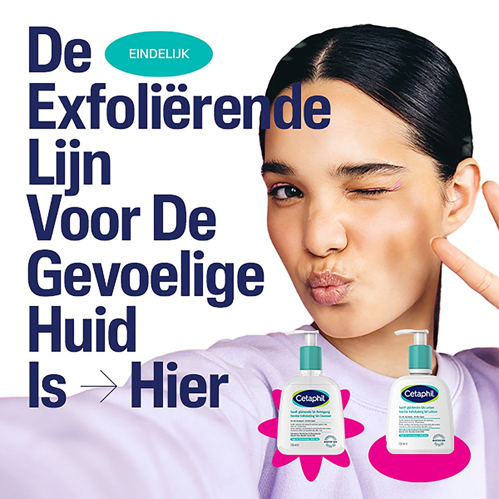 Vrouw met Cetaphil® flessen. Tekst: De exfoliërende lijn voor de gevoelige huid is hier.