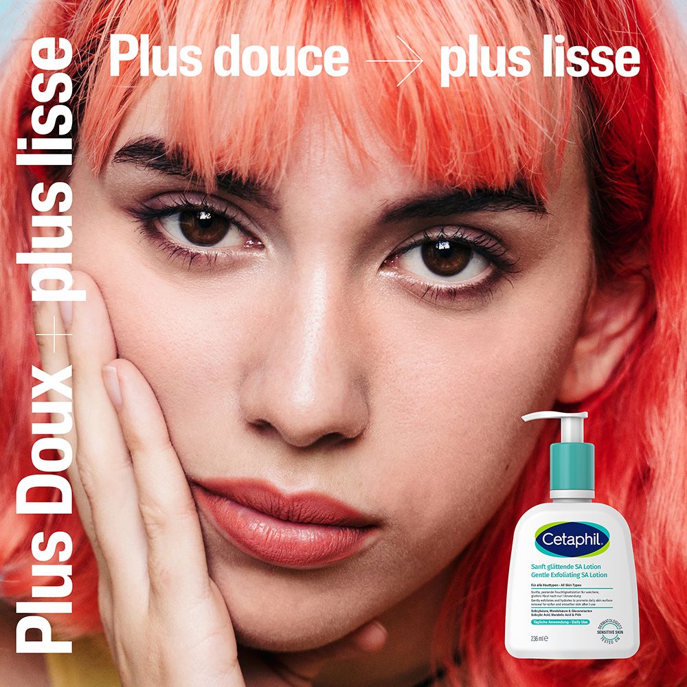 Femme aux cheveux rouges et flacon Cetaphil. Texte : Plus doux + plus lisse.