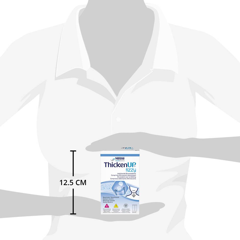Persoon houdt ThickenUP fizzy-doos vast. Afmeting: 12,5 cm. Opschrift: Nestle Health Science.