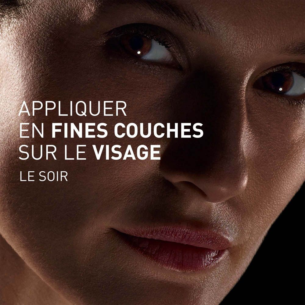 Visage avec texte. Texte : APPLIQUER EN FINES COUCHES SUR LE VISAGE LE SOIR.